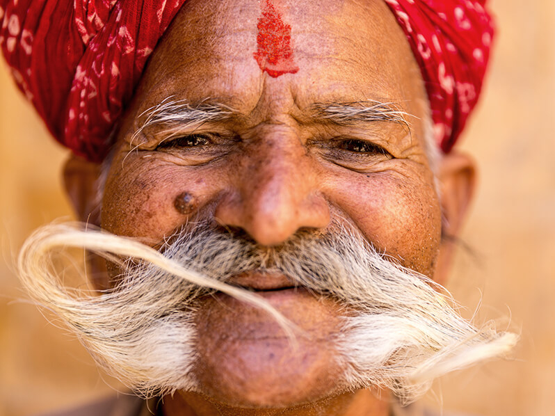 Inder mit traditionellem Turban und Schnauz