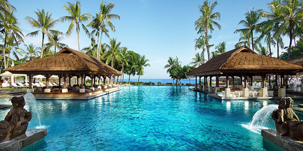 Ein Highlight im Bali Intercontinental: die fantastische Poollandschaft mit mehreren Pools, Jacuzzi und Wasserfall