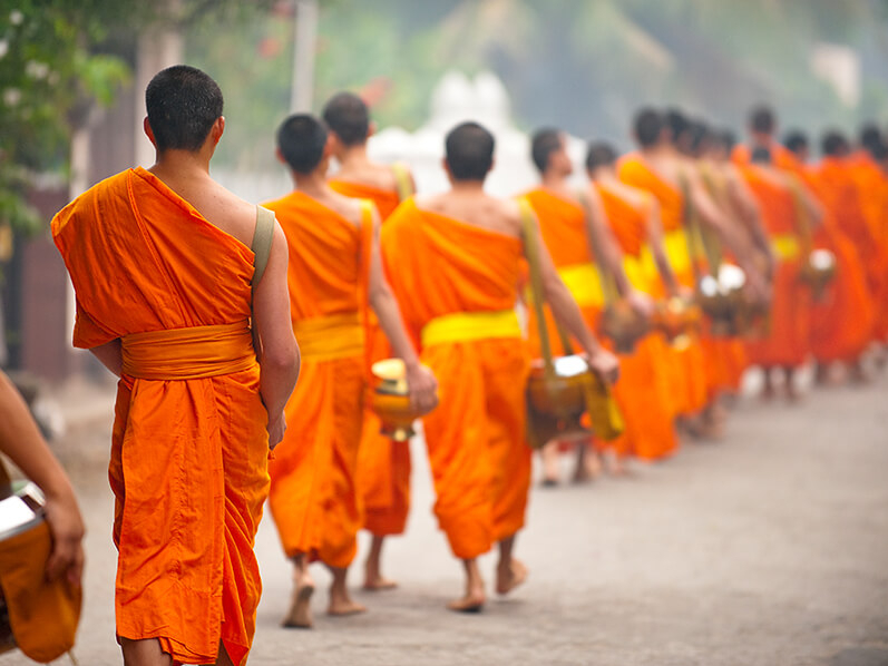 Mönche auf ihrer morgendlichen Almosentour in Luang Prabang
