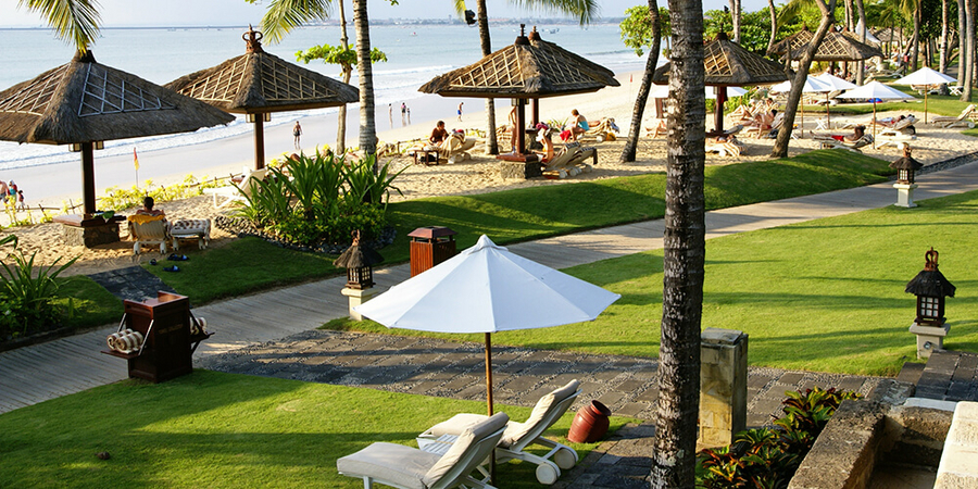 Relaxen in der grosszügigen Gartenanlage des Hotel Intercontinental Bali Resort in Jimbaran, Bali