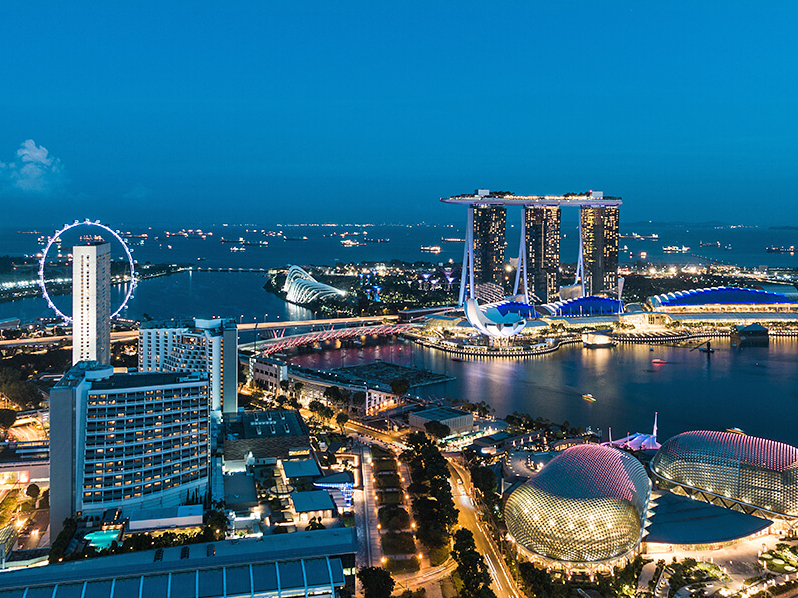 Stoppover in Singapore: Skyline mit Marina Bay Sands Hotel und Singapore Flyer