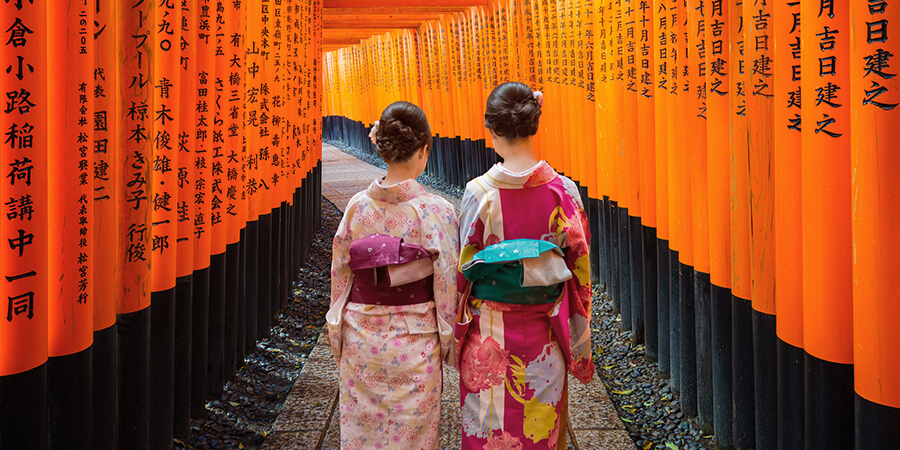 Tausende von roten torii säumen den Weg zum Fushimi Inari-Schrein in Kyoto